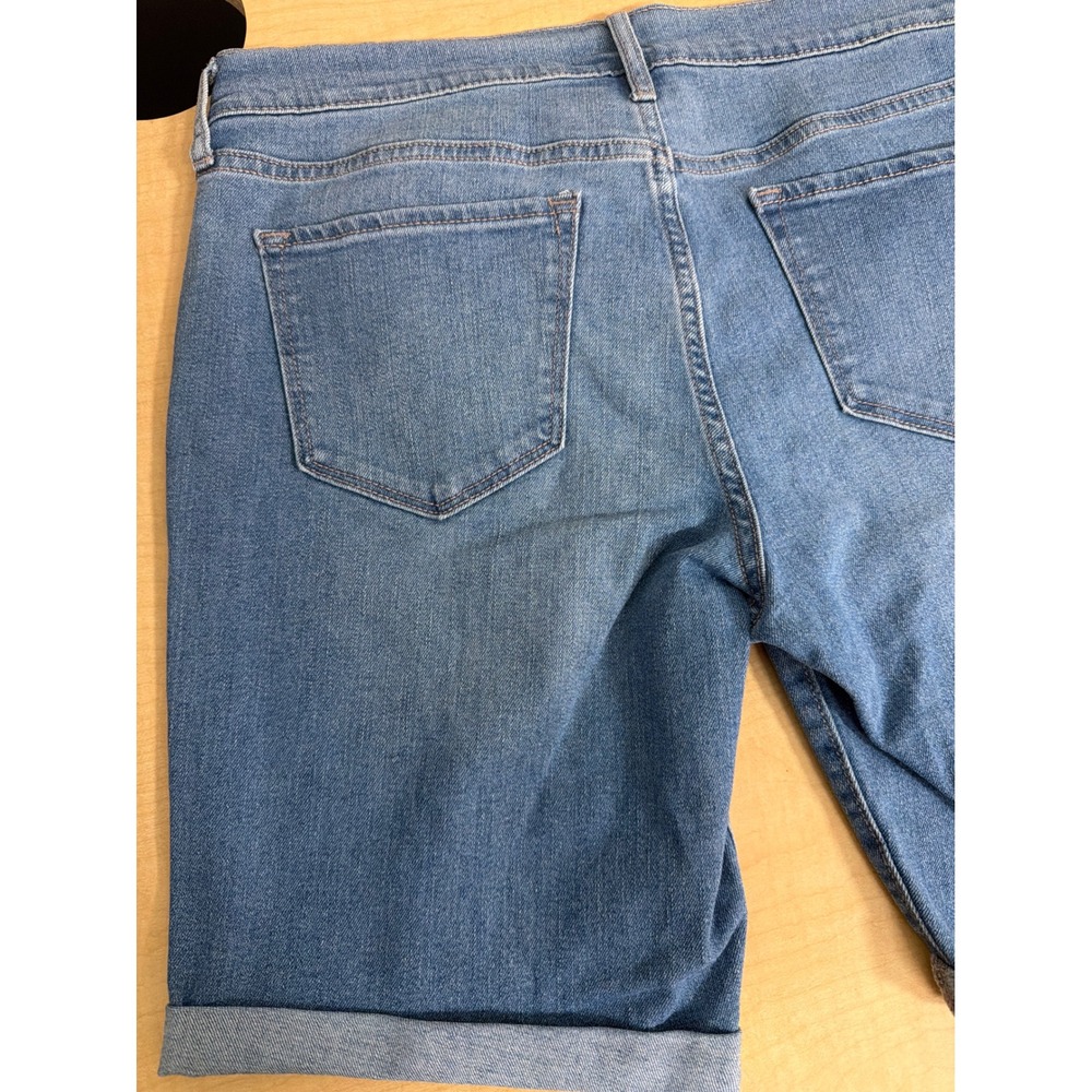 Old Navy Womens Fitted Stretch Denim Shorts Medium Wash Rolled Cuff Size 10 - Picture 6 of 6